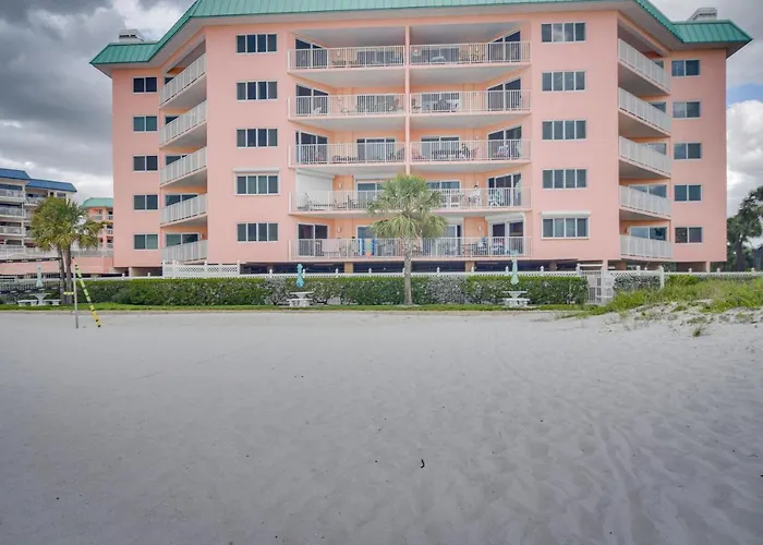Steps To Beach, Pool Access: Indian Shores Holiday home