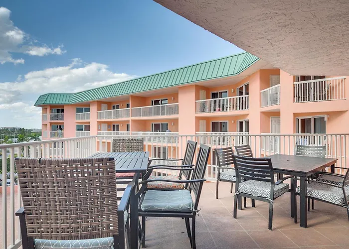 Steps To Beach, Pool Access: Indian Shores Holiday home